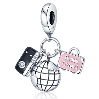 Charm Cámara, Mundo y Maleta